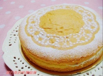 step9: 19世紀英國維多利亞女王最喜歡的一款蛋糕ˊ 所以取名維多利亞蛋糕ˊ是英國咖啡廳ˊ烘焙店ˊ隨處可見的蛋糕。 簡單的果醬ˊ鮮奶油ˊ可依喜好自己選擇喜愛的口味哦~