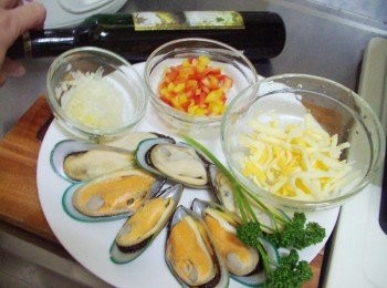 step1: 先準備好所需<span class="group_1">材料</span>ˊ甜椒ˊ洋蔥切小丁ˊ蒜頭切末備用