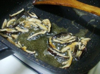 step3: 用原鍋留下的油爆香香菇絲