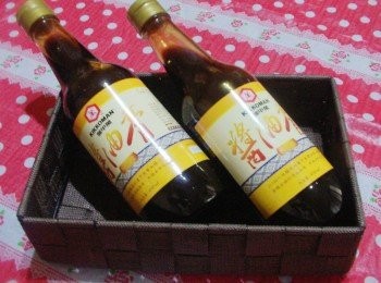 step1: {龜甲萬醬油膏} 以100%純釀造的甘醇醬油精心調製， 香醇甘甜的頂級風味，無添加色素及味精。 不管煎ˊ煮ˊ炒ˊ炸ˊ烤ˊ 讓我們輕輕鬆鬆就能料理出不過甜ˊ不過鹹的迷人醍醐味。