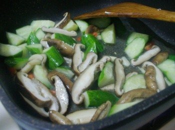 step4: 緊接著加入小黃瓜拌炒均勻