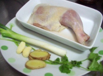 step1: 先準備好所需<span class="group_1">材料</span>蒜頭ˊ薑片ˊ蔥白ˊ略為拍扁ˊ香菜切細末ˊ 去骨大雞腿用(份量外米酒1大匙和少許海鹽抓勻)