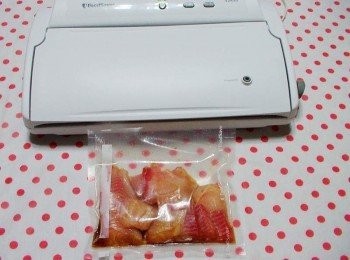 step3: 放平、蓋上上蓋ˊ選擇乾料Dry按下Vac/Seal(真空＋封口) 完成放冷藏讓魚肉進行醃漬(只需20分鐘就能充分入味喔)