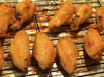 step1: 將雞翅/棒棒腿放在烤架上, 用425度F/ 200度C 烤45分鐘至表面金黃香脆