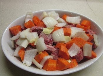 step2: 胡蘿蔔.洋蔥和豬肋排切成適當大小.