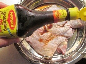 step2: 雞腿洗淨擦乾用叉子戳兩面使其入味,再倒入<span class="group_2">醬汁</span>