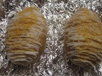 step3: 馬鈴薯放在烤盤上，淋上橄欖油.灑上蒜粉,擠上美奶滋。送入烤箱以200度烤約30-40分。