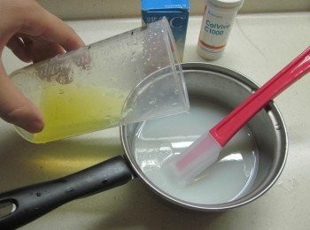 step4: 乳酸飲料和糖煮至約50度,將泡軟的吉利丁片擠乾放入拌到溶解,降到40度以下後再加入作法3.攪勻