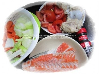 step1: 將三文魚骨洗淨，印乾水份。豬骨汆水，洗淨，備用。