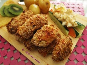 step7: 烤焗其間準備配菜:
薯仔: 洗淨去芽, 冷水併煲滚至10分鐘, 撈起用錫紙封密入焗爐烤10分鐘或以上
鷄蛋: 與薯仔一起冷水併煲滚至10分鐘, 撈起放凉後去殼切粒, 加少許胡椒鹽, 沙律醬拌勻
甘筍: 去頭尾去皮切條狀, 冷水併煲滚至10分鐘, 撈起放錫紙上開封入焗爐烤10分鐘或以上
青瓜: 去頭尾去皮切條狀, 灑少許胡椒鹽拌勻
奇異果: 去皮切片