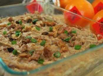 step11: 芋頭粿剛出爐時較柔軟，連同模型放涼定型後，以刀尖沿邊緣畫一圈即可脫模