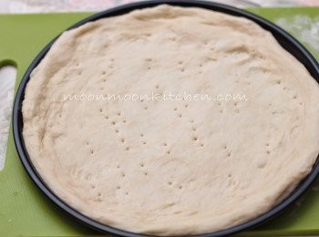 step7: 7.將麵糰搟平成圓形，放在不黏焗盆上，义上小孔。