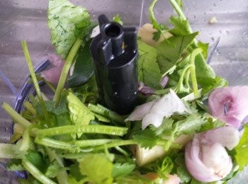 step2: 先將香草類用機打碎或切細碎。