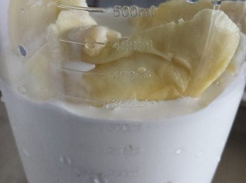 step3: 將榴槤加入1杯奶打爛成為榴槤奶，備用。