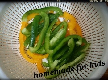 step1: 1.將露荀每條切成兩段,彩椒切條