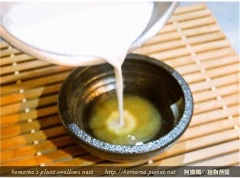 step4: 先攪拌一下薑汁，快速將加熱後的液體，倒入至薑汁中。