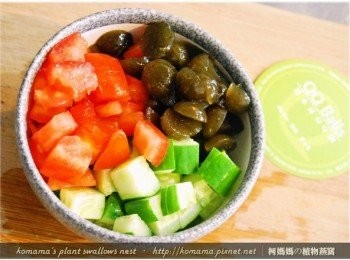 step4: 將小黃瓜、番茄與黑木耳QQ圓，分切成丁狀後備用。