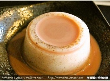 step3: 在黑木耳鮮奶凍上，依照個人喜好與口感，酌量淋上巧克力調味乳。