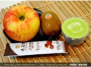 step1: 準備黑木耳QQ圓、赤崁糖、蘋果、奇異果與氣泡水等相關<span class="group_1">食材</span>。