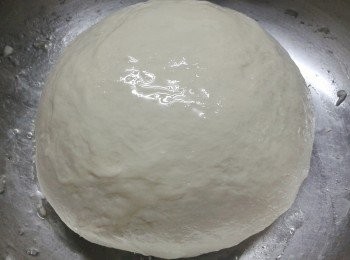 step3: 成麵糰後，放在灑有麵粉的枱上，大力搓麵糰約十分鐘至麵糰表面十分平滑。放在塗了油的大碗內，用保鮮紙封口，發酵約一小時至麵糰漲大一倍