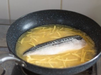 step3: 平底鍋內放入所醬汁﹑薑﹑蔥及鯖魚，魚皮向上