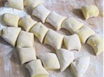 step4: 將麵團先分成每個50克左右的中等麵團,再取一個50個的麵團用手搓成10CM左右的長條,切成6個小劑子,其中一個小劑子切的分量稍微少點,搓成橄欖狀,用來做花心