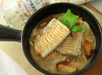 step5: 將麵線擺入缽中放入白帶魚並淋上湯汁，讓麵線吸滿魚的鮮味與麻油酒湯汁精華後，溫暖上桌開動囉。