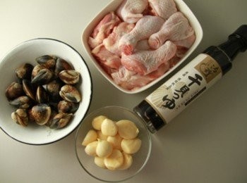 step1: 雞腿切大塊，蛤蜊洗淨瀝乾水份。