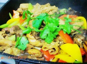 step5: 臨上桌前在鍋邊再嗆入1大匙花雕酒ˊ並灑上香菜就完成囉~