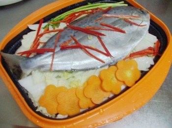 step4: 依序擺上花鯧魚ˊ紅蘿蔔ˊ蒜末ˊ辣椒絲ˊ和香菜根