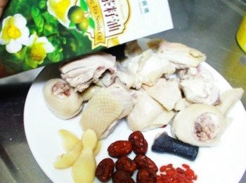 step1: 先準備好所需<span class="group_1">材料</span>ˊ雞肉先以滾水汆燙再用冷水洗淨ˊ薑切片備用