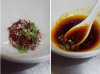 step5: <span class="group_3">紅椒香草油</span><span class="group_1">材料</span>混合於小碗中ˊ(橄欖油除外) 準備一小鍋ˊ添入2~3匙橄欖油燒熱ˊ將已經燒熱的油ˊ 淋於混合好調味中