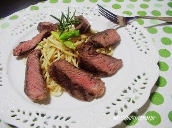 step6: 最後將義大利麵盛盤ˊ擺上搭配蔬菜和切片牛排ˊ 簡單味美迷迭香牛排義大利麵就完成囉。