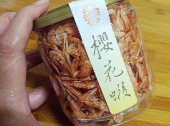 step8: 來自東港櫻花蝦，東港唯一不落地，溫室天然日曬，頂級櫻花蝦!! 皆於溫室經采天然日曬製成ˊ色澤紅潤天成ˊ 風味餘韻自然ˊ絕非機器烘乾者所能比擬。 這裡可以買到喔:http://www.ihergo.com/store/buyxiami