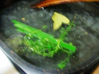 step2: 根據使用<span class="group_2">材料</span>多寡來決定魚高湯用量ˊ 魚高湯製作:運用白肉魚種或魚骨架ˊ魚頭ˊ搭配上西洋芹ˊ紅蘿蔔ˊ洋蔥ˊ 大火煮滾後再改以小火熬煮ˊ完成瀝除食材取高湯運用即可ˊ 因為我習慣一次煮多ˊ所以今天就直接運用。 湯鍋放入鮮魚高湯ˊ將預搭配香草擺入煮滾ˊ 依喜好濃淡決定先取出或繼續和火鍋食材一起煮都可以