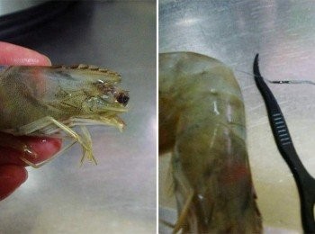 step2: 剪掉蝦鬚ˊ在蝦背2~3節處用牙籤將蝦泥剃除