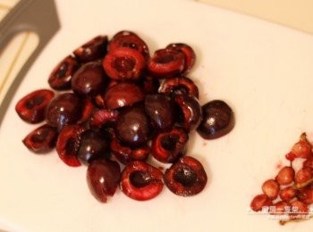 step3: 18顆新鮮櫻桃洗淨，對半剖開取出櫻桃籽。(櫻桃也可改用約120g新鮮藍莓代替。)