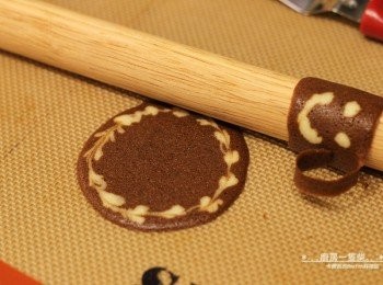 step11: 送進預熱好的烤箱中，烘烤約10分鐘取出，趁熱立即將L形餅乾的細邊，往下彎成杯耳，再利用擀麵棍彎出杯身，放上圓型餅乾，就完成一組咖啡杯囉~