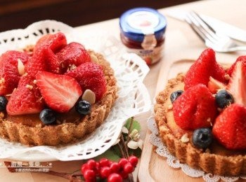 step9: 最後在表面刷上「1大匙草莓果醬+1小匙熱開水」調開的果膠，灑上烘烤過的杏仁角/杏仁片裝飾，即完成。