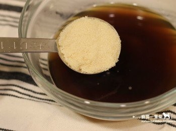 step2: 趁熱加入砂糖拌勻溶解。