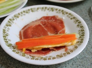 step2: 豬肉片兩面均勻沾上<span class="group_2">醃料</span>後, 包裹適量的蔬菜絲, 收口處抹少許太白粉