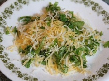 step1: 將起司絲與香菜末混合均勻