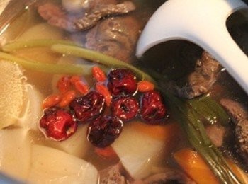 step4: 牛肉清湯煮好之後, 起鍋前將紅棗枸杞米酒拌入湯中, 在灑上孜然粉即完成