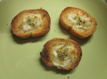 step5: 法國麵包鋪上起司絲入烤箱烤至金黃色,再灑些巴西里