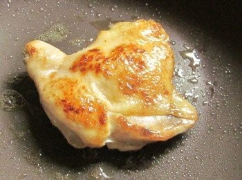 step4: 熱鍋雞皮朝下放入雞腿,中小火煎到金黃色逼油出來翻面蓋上鍋蓋再煎5分鐘至肉熟