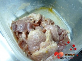 step1: 肉片加<span class="group_4">醃料</span>拌勻 ,最後再加一大匙油