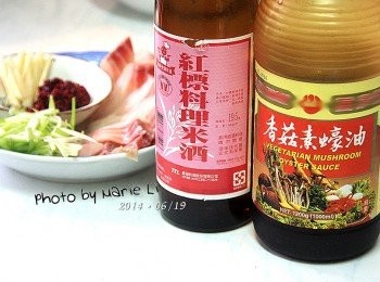 step2: 料理米酒、素蠔油放一旁備用。