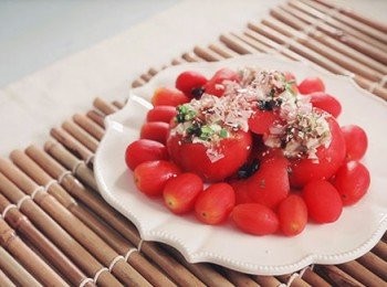 step6: 上碟時用冰粒托底, 放上番茄釀豆腐在正中央,再放小番茄圍住即成