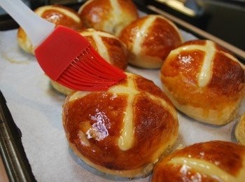 step16: 出爐後趁熱刷上楓糖漿即可