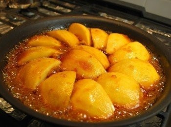 step5: 以中小火熬煮約20分鐘，煮至焦糖液與果汁濃稠，期間以小湯匙反覆將焦糖淋在蘋果上